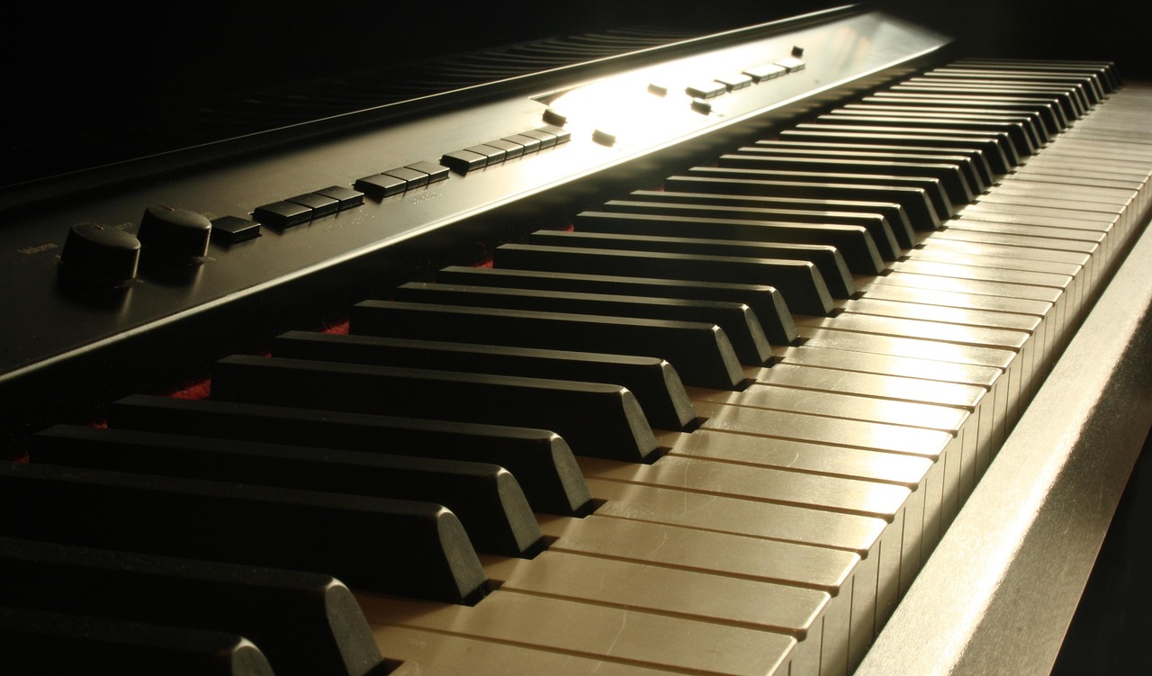 1970s Rhodes vs Modern Clone: Real Resale Data for Gigging Players